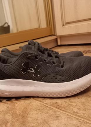 Беговые кроссовки under armour charged surge 4