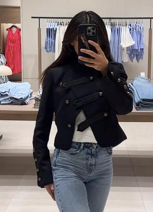 Чорна куртка з застібками-кликами zara