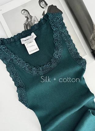 Шовкова майка в рубчик femme seven з мереживом silk + cotton топ смарагдовий
