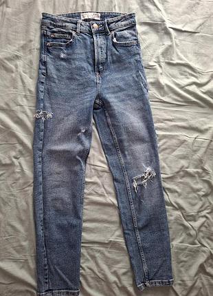 Женские джинсы бренда stradivarius популярного фасона slim mom jeans из эластичного денима с высокой посадкой и эффектом потертостей.
