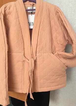 Стьобана куртка-кімоно бренду zara. в ніжному персиковому кольорі зі щільного мусліну чи фактурної бавовни! на підкладці! останнє фото подібна модель!