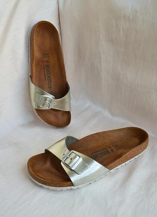 Шльопанці birkenstock  madrid шкіряні з металевим сріблястим покриттям 41 розмір narrow fit устілка 26,5