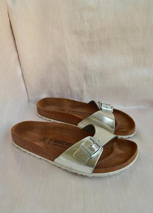 Шльопанці birkenstock  madrid шкіряні з металевим сріблястим покриттям 41 розмір narrow fit устілка 26,5