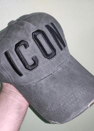 Стильная фирменная бейсболка хаки dsquared2 имеет фирменную надпись "icon" хаки цвета и эффект потертостей на козырьке.