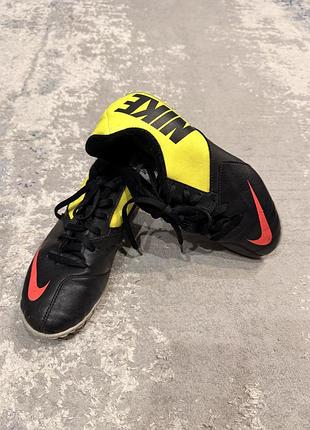 Сороконожкичорно-салатові nike 36