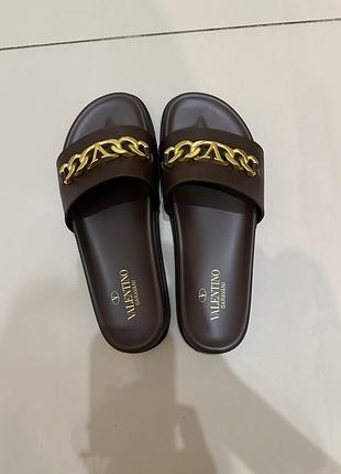 Оригінальні шльопанці valentino garavani vlogo signature у шоколадно-коричневому кольорі . розмір 38.5. носила двічі