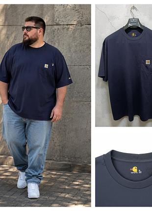 Синя футболка - класична модель carhartt з нагрудною кишенею та фірмовим логотипом, великого розміру.