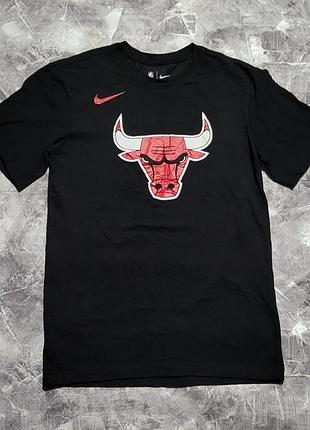 Чоловіча спортивна футболка nike essential chicago bulls