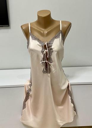 Ніжно-рожева сатинова нічна сорочка з мереживом darjeeling lingerie (франція)