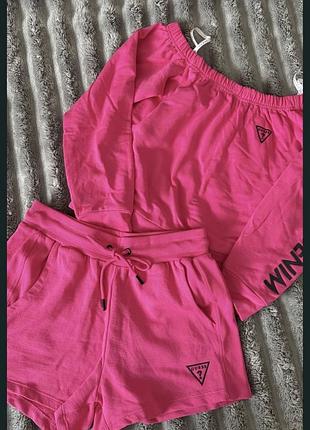 Малиновий костюм від guess.