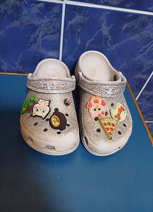 Детские блестящие серебристые шлепанцы кроксы сабо crocs c10 размер 27