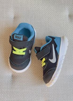 Легкнькі кросівки nike