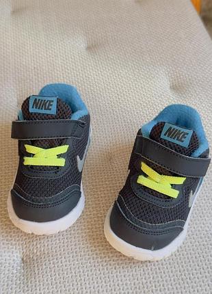 Легкнькі кросівки nike