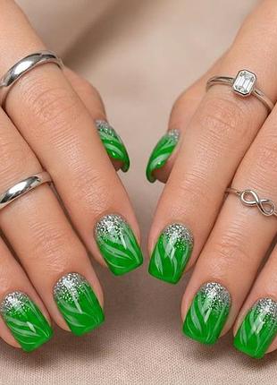 Накладні нігті emerald crystal — короткі квадратні press-on nails зі смарагдовим дизайном і сріблястим шимером, 24 шт + клейкі