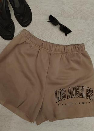 Спортивные бежевые шорты с принтом los angeles от shein