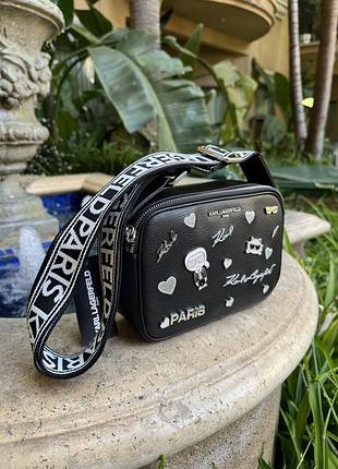 Сумка karl lagerfeld paris maybelle crossbody с декоративными значками и фирменным ремнем
