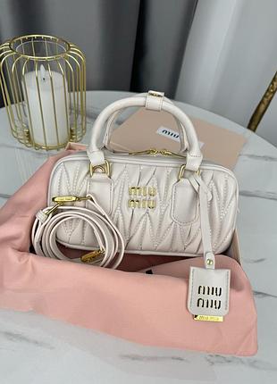 Сумка женская miu miu arcadie matelassé кремовый кросс боди миу миу