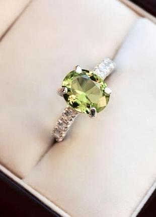 Серебряное кольцо жозель с натуральным хризолитом dariy 156к-01