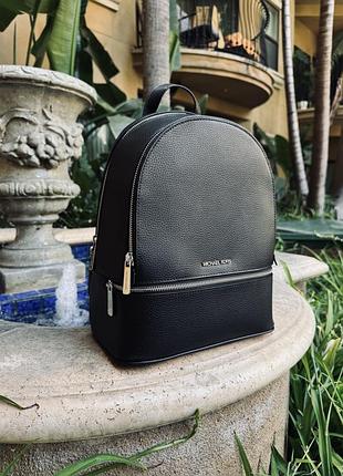Рюкзак michael kors rhea, выполненная из зернистой кожи с серебристой фурнитурой
