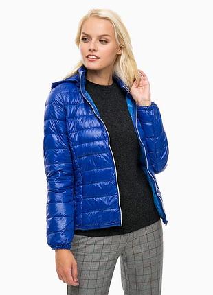 Пуховик женский теплый короткий бренд united colors of benetton 2rq4532u4*45 с капюшоном голубой размер 34