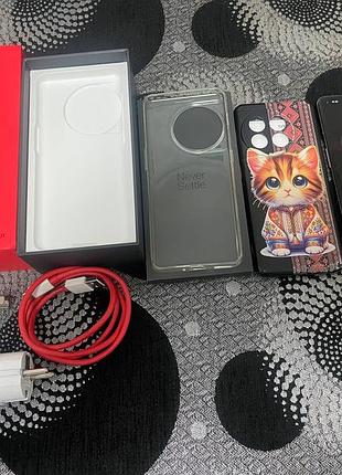 Телефон oneplus 11 5g с памятью 12+12 опа и 256 gb ram, процессор snapdragon 8 gen 2. на экране присутствует остаточное изображение, на работу не влияет.