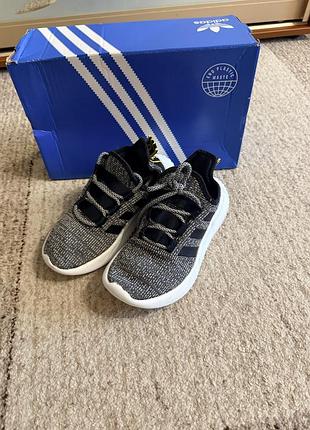 Кросівки adidas 34р