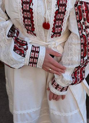 Сукня з вишивкою