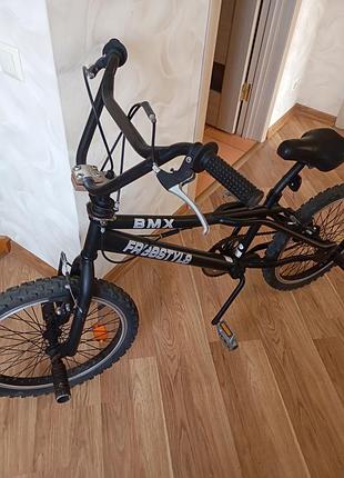 Трюковий велосипед bmx типу freestyle, оснащений 20-дюймовими колесами та сталевою рамою.