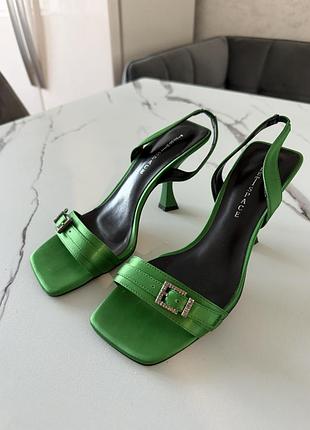 Босоніжки атласні