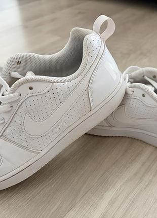 Білі кросівки nike