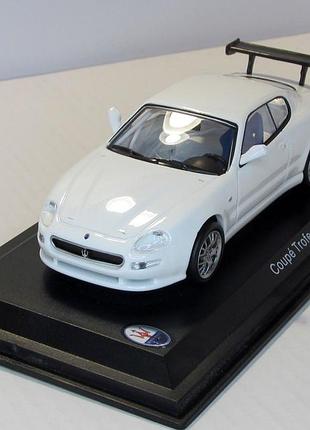 Maserati coupe trofeo. leo models в боксе 1:43. мазерати купе белая лео моделс.