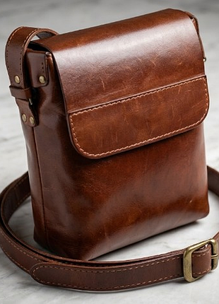 Vintage messenger / crossbody сумка-мессенджер (кроссбоди) из качественной натуральной кожи в коньячно-коричневом оттенке.