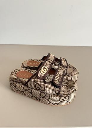 Шльопанці gucci