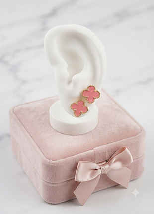 Элегантные серьги в стиле van cleef (конюшина) в золотые с розовой эмалью | медицинская сталь
