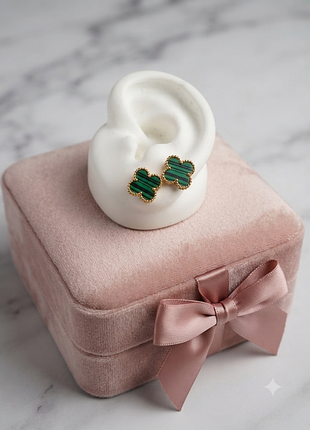 Элегантные серьги в стиле van cleef (конюшина) в золоте с зеленым малахитовым принтом | медицинская сталь