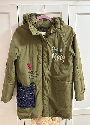 Зелена парка від zara для дівчаток прикрашена кольоровими паєтками та вишивкою "i'm a hero"