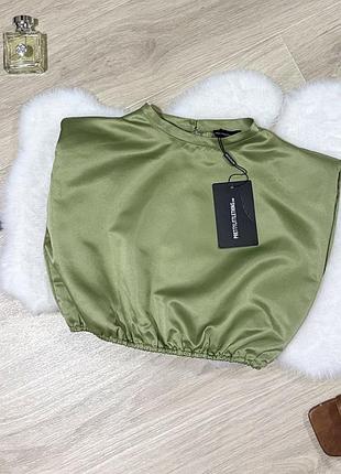 Обʼємний топ з плечиками кольору хакі від бренду prettylittlething 💚
