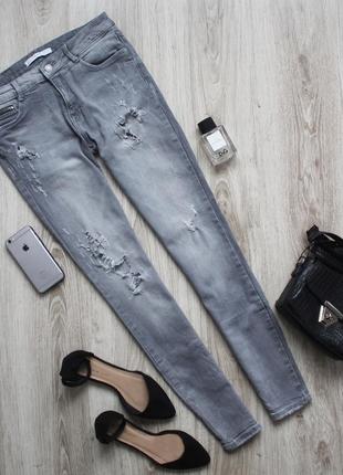 Серые рваные джинсы zara