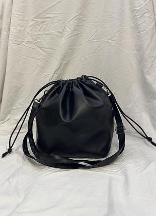 Стильна чорна сумка-мішок (bucket bag) через плече