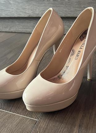 Елегантні бежеві лаковані туфлі stella marco (р. 37) в оригінальній коробці