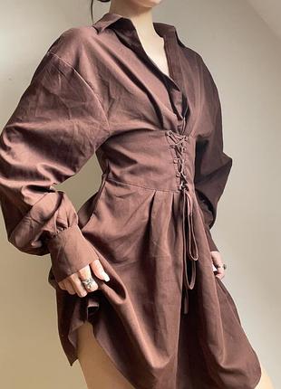 Сукня-сорочка (shirt dress) приталеного силуету з корсетною шнурівкою/акцентом на талії