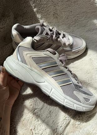 Кросівки жіночі adidas в бежевому кольорі