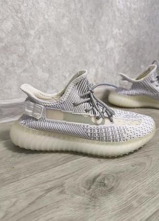 Легкие кроссовки в стиле yeezy boost размер 38