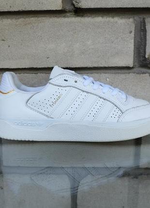 38 - adidas tyshawn low white gold metallic кросівки кеди жіночі білі золотисті шкіряні скейтерські skateboarding gazelle samba nike sb vans gw3182