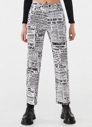 Нові бавовняні еластичні штани  джинси bershka газетним принтом («newspaper print» у вигляді газетних вирізок м 38 іспанія 🇪🇸