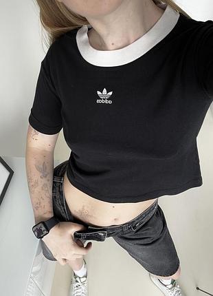 Укорочена футболка топ центр лого adidas originals