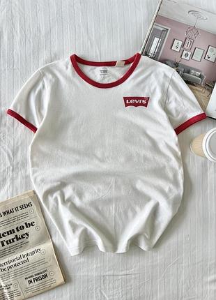 Футболка з червоним коміром levis