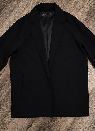 Жакет zara, розмір xs, підійде і на s. стан ідеальний, без дефектів. класичний чорний колір, стильний та універсальний, одягався кілька разів.