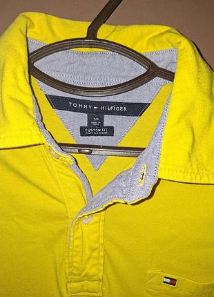 Чоловіча футболка від tommy hilfiger у лимонному кольорі. р. s.