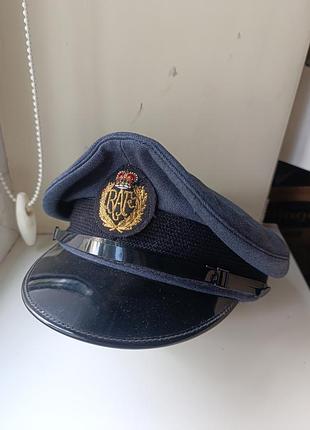 Футболка з пишнотою з вишитою кокардою.